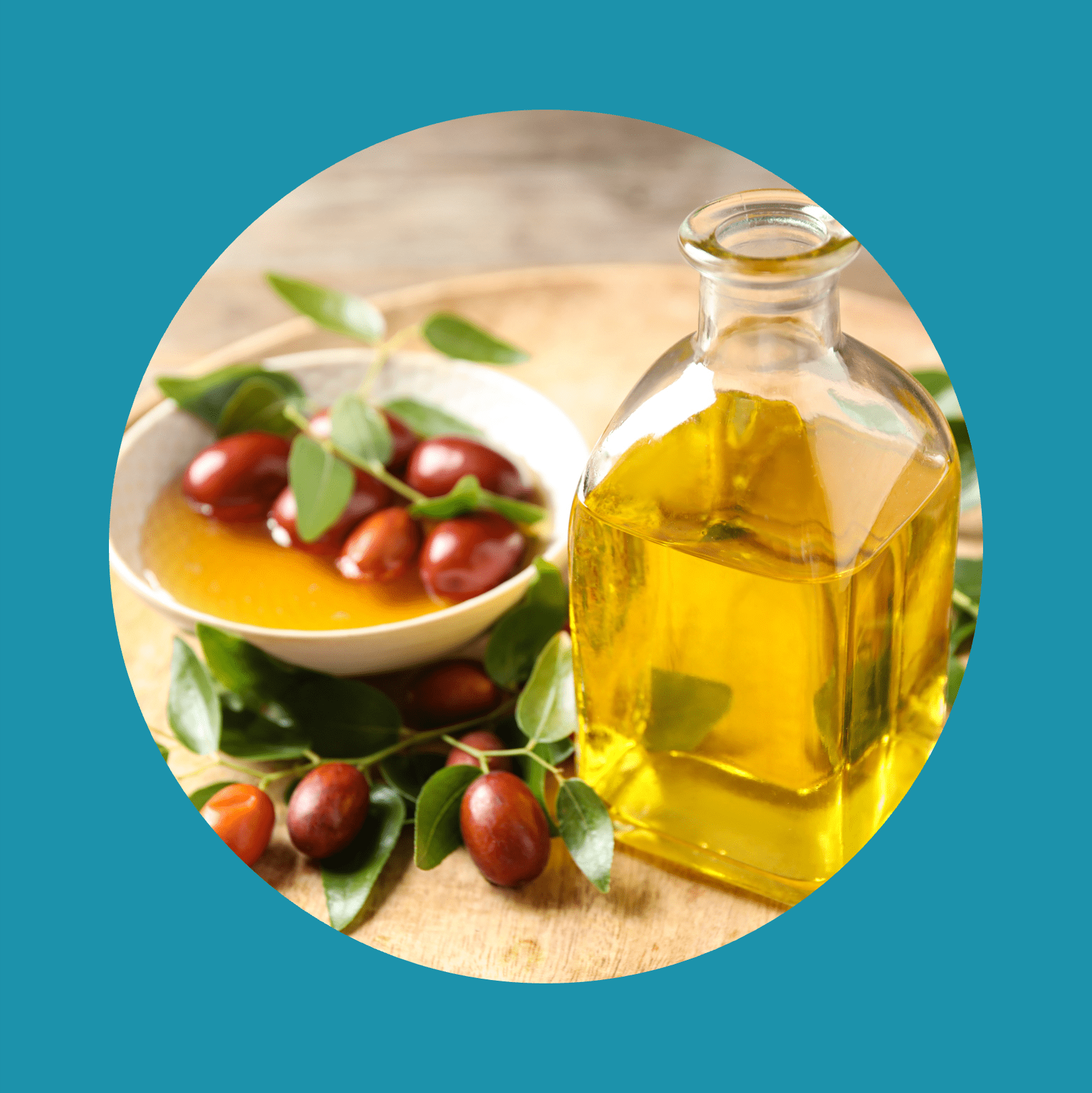 Bouteille en verre avec de l'huile de jojoba et des graines sur une table en bois